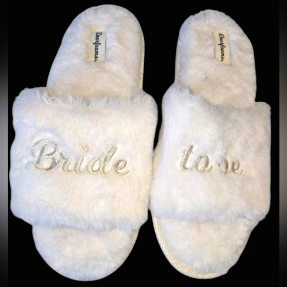 Dearfoams 'Bride to be Slippers', White Faux Fur Slippers Size: 9-10